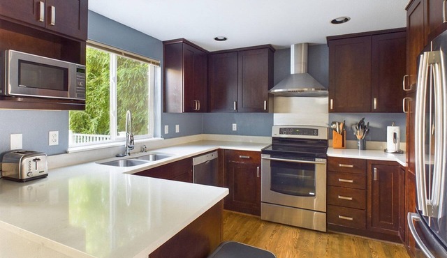 Spacious Washington Park 3BR w/Garage, nr Dining & Shops, by Blueground in Seattle