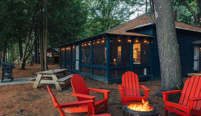 Spacious Waterfront Cabin with Private Dock Near Lake George & Saratoga Springs, Corinth, NY in Corinto