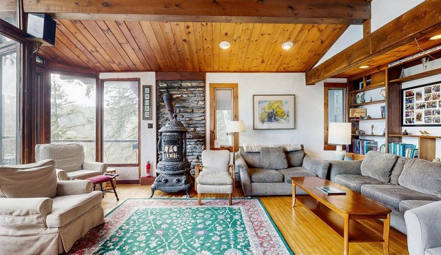 Spectacular dog-friendly lakefront house with washer/dryer & fast WiFi in Sudbury