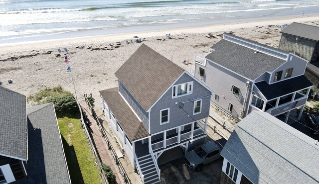 STRIKING BEACHFRONT HOME-RIGHT ON WELLS BEACH-OCEANFRONT PATIO: in Wells