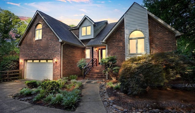 Stunning Cottage with Swimming Pool in Mooresville, North Carolina