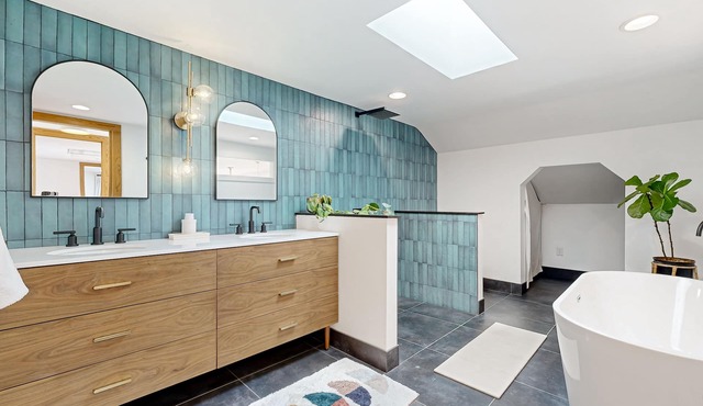 Stunning Dog-friendly Mountain Retreat with 4 BR and views
