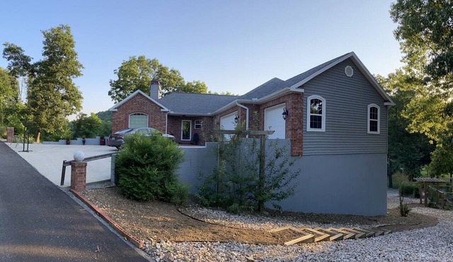 Stunning Highlands Golf Course Home Overlooking 3rd Green Minutes from OZ Trails