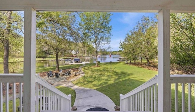 Stunning lakefront views for a perfect sunset!