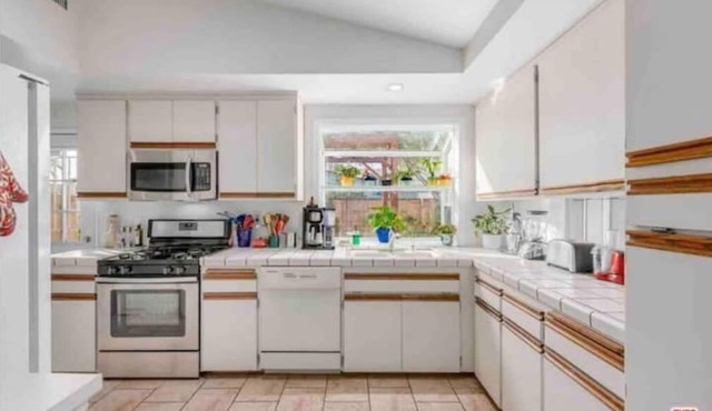 STUNNING! Oversized 4 Bedroom Modern House in Los Angeles