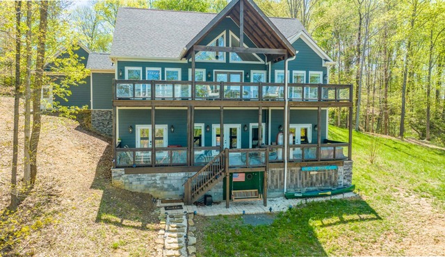 STUNNING RIVER VIEWS + GAME ROOM + THEATER ROOM + FIRE PIT + HOT TUB