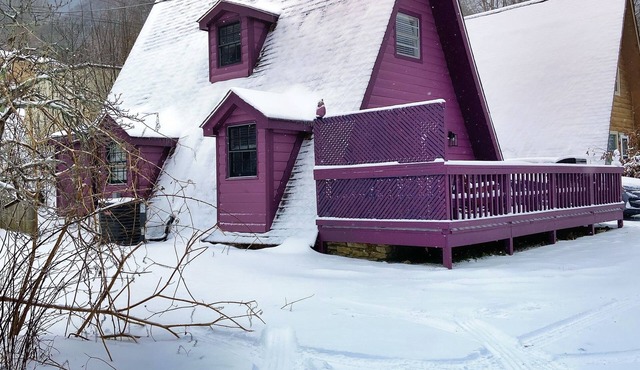 Stunning & Secluded A-Frame Chalet- close to Hiking, Waterfalls, Casino, & more!