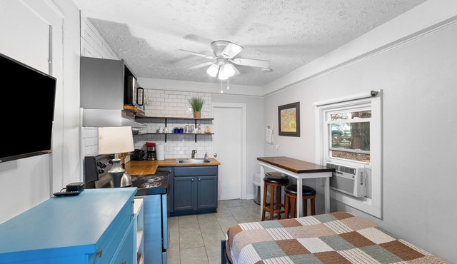 Suite 5, Quick Stroll to Downtown in Black Mountain