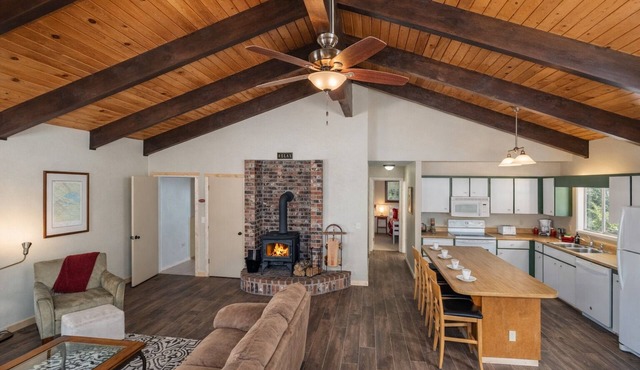 Summer Pool | Hot Tub | Fenced | Dogs | Firepit