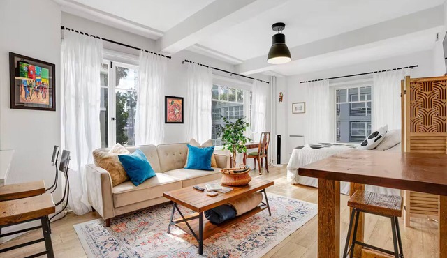 Sunny Art Deco Studio – Walk to Conv Ctr & DTLB in Long Beach