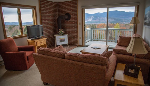 Sunny Condo w/Outlet Shops, Expansive Mountain, Valley Views Near North Conway in Intervale