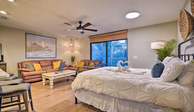 Sunny Condo with Balcony and Pool 2 Mi to Camp Helen!