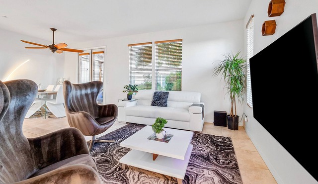 Sunny dog-friendly townhome with pool, close to beach, fireplace, & washer/dryer