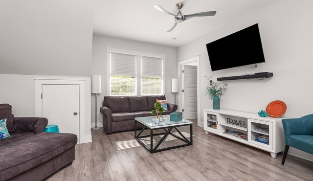 Sunny Guest House With Yard & Balconies in Nashville