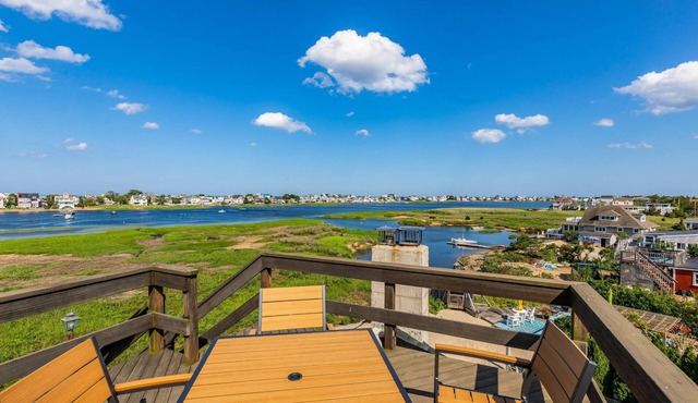 Sunrise Paradise: Rooftop Deck with 360° Sunrise & Sunset Views, Garden Dining
