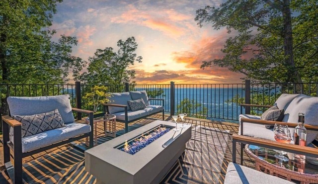 Sunset Mountain Bluff Retreat w/Firepit & Theatre Near Cloudland Canyon