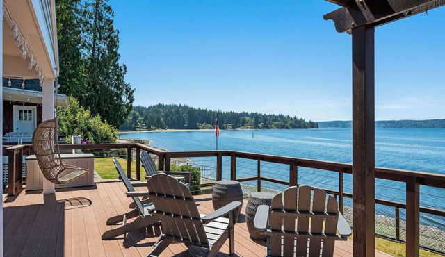 Sunset Shores: Waterfront Cottage on Vashon Island in Vashon