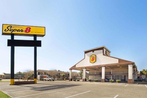Super 8 by Wyndham Gulfport Airport NW Near Biloxi