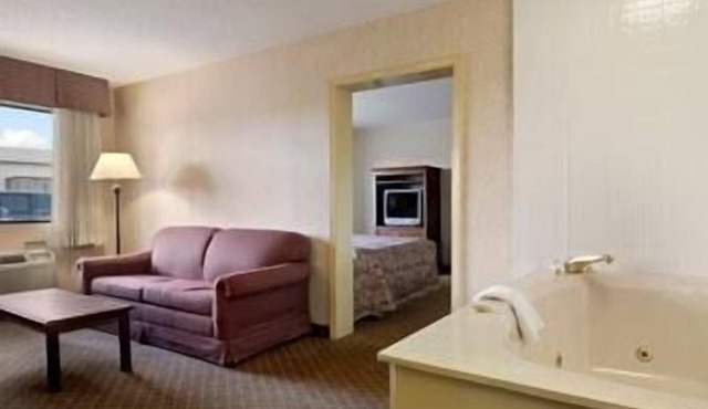 Super 8 by Wyndham Macon West