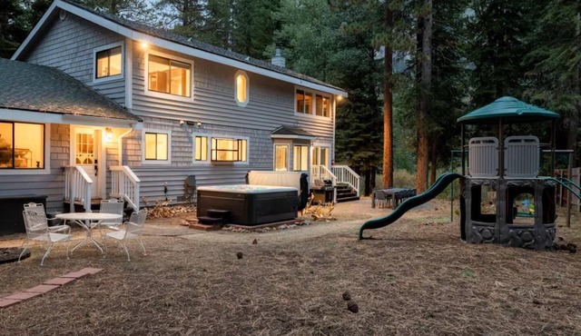 Tahoe Luxury Mountain Escape 4BR 3BA+Hot Tub in South Lake Tahoe