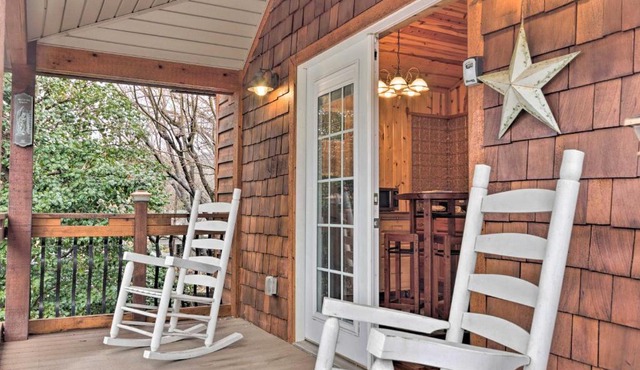 'The Boat House' Creekside Escape in Hot Springs!