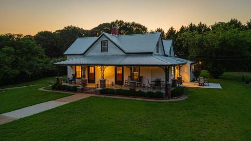 The Bulldog Farmhouse - 100 year old home