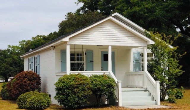 The Coastal Cottage; near golf, marina, dining and shopping