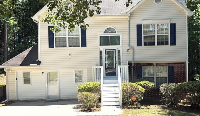 The Fairburn Luxe Retreat! Fantastic 3-bedroom house minutes away from airport!