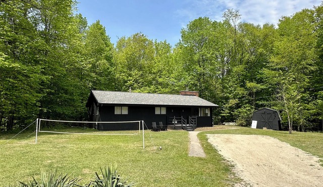 The Fesh Coast Cabin- pet friendly- hot tub