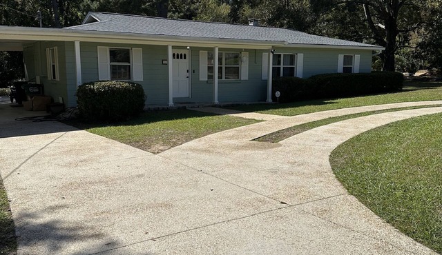 The Fuller House! Charming! Convenient! A straight drive to downtown!