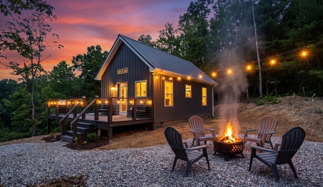 The Grey Squirrel Hideaway - Hot Tub , Fire-Pit, Pet-Friendly in Campton