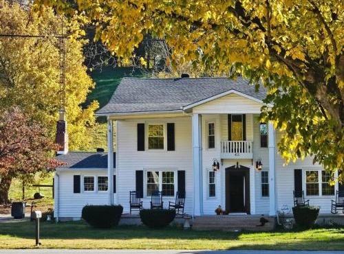 The Hudson House, Country Colonial Retreat in Red Boiling Springs