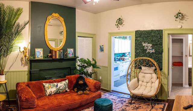 The Jungle Nook: Themed,Steps to Forsyth,King Bed,Grill,Games,Picnic Basket