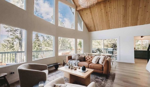 The Lakeview House (w/hot tub, by @To Dwell Here)