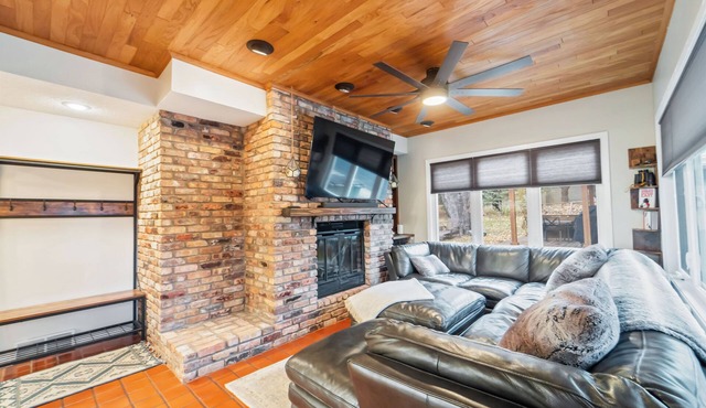 The Love Shack | Spacious Family Getaway 5BR/3BA 10 Mins to Downtown in Windsor Heights