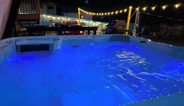 The Lux Lodge, Hot Tub, Game Room, Movie Theatre, Two Fire pits, Foosball. in Des Moines