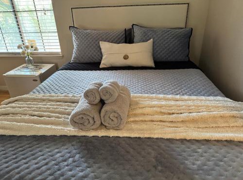 The Monet- One bedroom with a private entrance - shared bathroom in Las Vegas