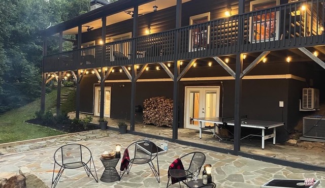 The Outpost, on Little Pisgah Mountain - a Secluded Modern Cabin Oasis in Hendersonville