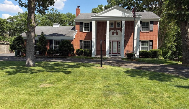 The Pillars - A Getaway for the Whole Group in Dyersville