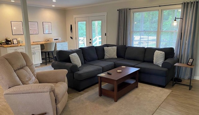 The Quail's Nest! Convenient to downtown, quiet and fully remodeled!