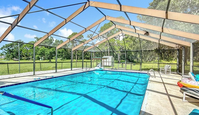 'The Richard' is a lovely 2 BD + Loft cottage, caged pool, public boat ramp
