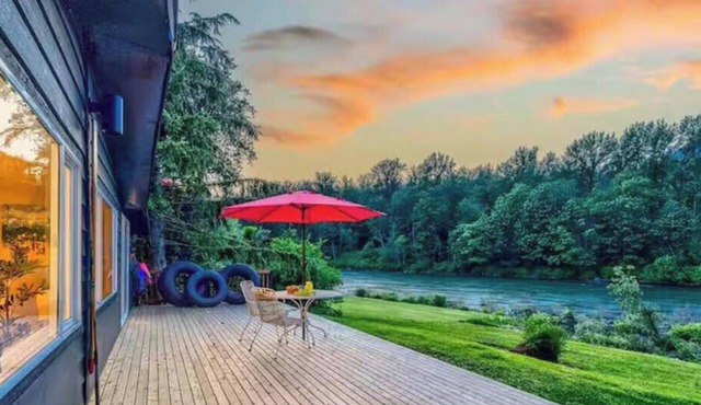 The Riverbend Getaway: 3-bedroom cabin on the water