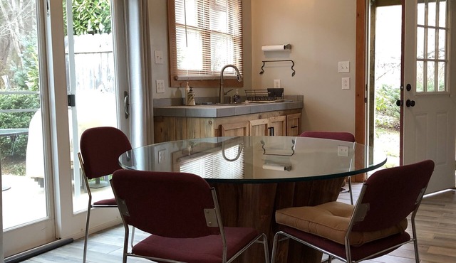 The Studio at Gallery339, cozy, inspiring, perfect for mountain activities