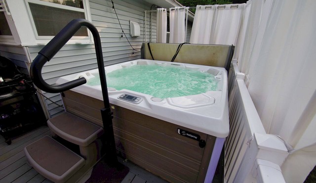 The Westside Hideaway with Hot Tub and Patio in Minneapolis