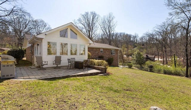 The Wrenley Chateau! Convenient Location+Fire pit!