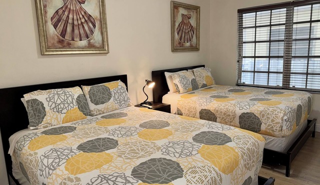 This comfortable 1BR setup features 2 queen beds + a futon, fast WiFi, and the rare perk of FREE parking. A great home base for enjoying Miami, plus stay in the heart of South Beach’s coveted SoFi neighborhood—a short walk to the sand. in Miami Beach