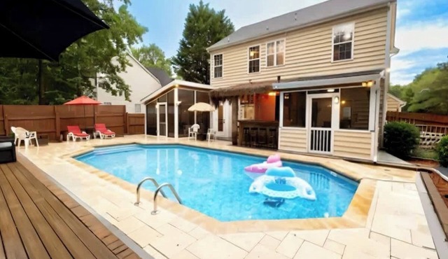 Tiki Hut: Bar, Kitchenette, Grill, Firepit at Pool