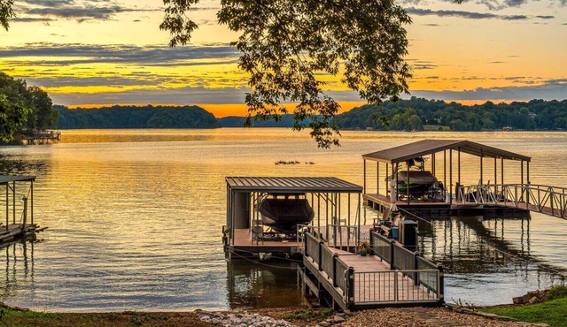 "Tims Ford Bliss" amazing Lakefront views, private Dock, Beach, Firepit, Fun!