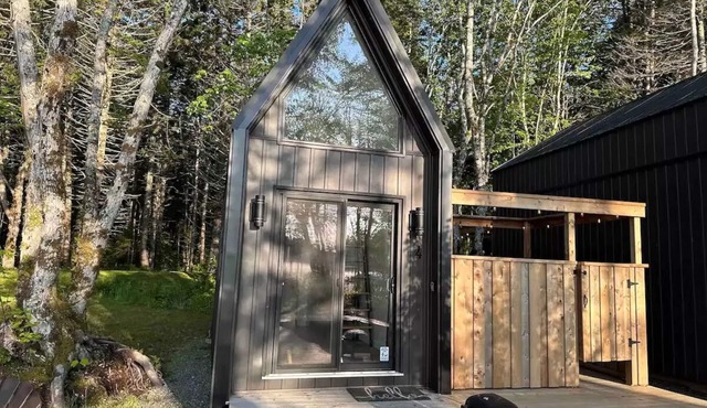 “Tiny Four” (Private Hot Tub) in Meteghan River