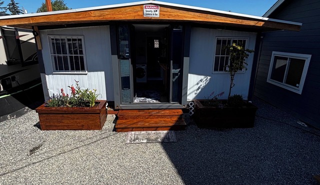 Tiny home available in Algona Pacific. Right off of 167 close to amenities. in Pacific